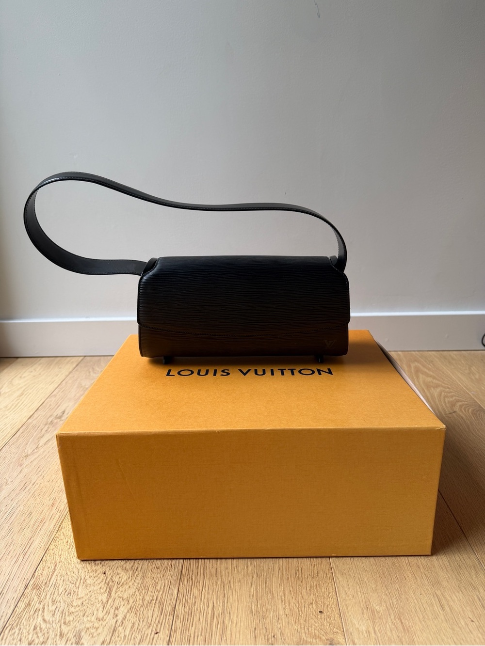 Louis Vuitton Black Epi Leather Shoulder Bag - Picture 2 of 6